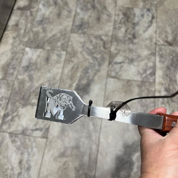 University of Memphis Sports Chest BBQ Grilling Tongs Wood & Metal Tiger NEW - Picture 2 of 6